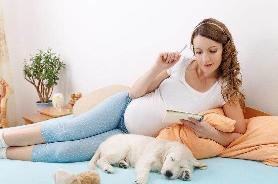 宝宝来敲门,怀孕4个月的时候,通过胎动,准妈妈能感受到小宝宝