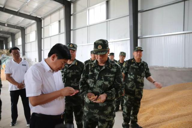 武警吉林省总队政委华金良到大布苏工业园区及平村开展精准扶贫工作