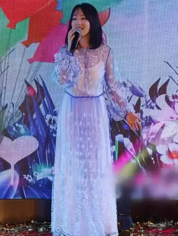 杨钰莹为了美太拼了,透视纱裙惊艳全场,网友:说她18岁
