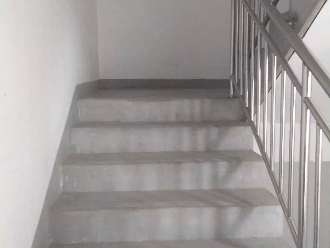 清理楼道持续进行中.