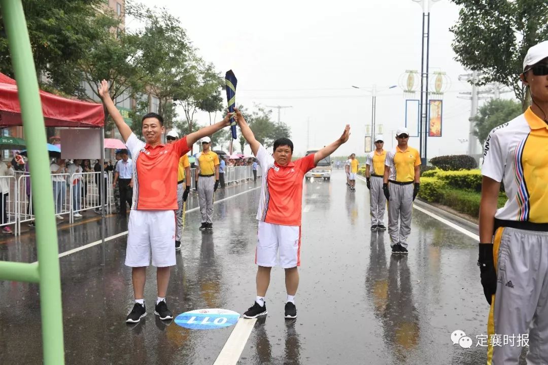 定襄喜迎"二青"圣火 雨中传递燃情接力