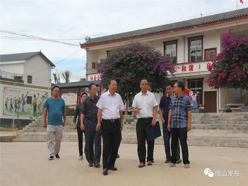 7月12日,市人大民外侨委主任委员吕元平带调研组到峨山县调研民族团结