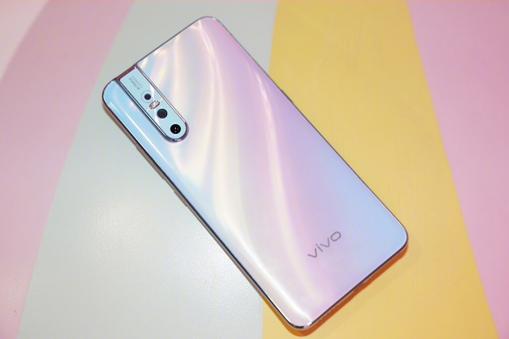 配得上漂亮小姐姐的手机,颜值自然要高,vivo s1 pro仲夏梦拥有梦幻般