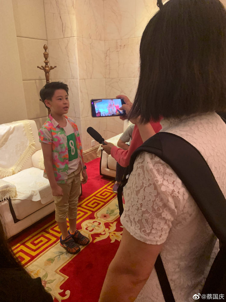蔡国庆带儿子一同出演儿童电影,蔡轩正接受采