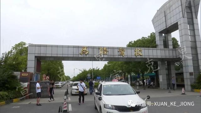 申晨间|她把教练车开进了河塘,这个驾校却表示会承担责任 葡京真人赌博网平台