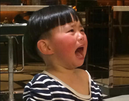                     育儿：小男孩误把干燥剂当零食，妈妈一个举动，保下了孩子食道！