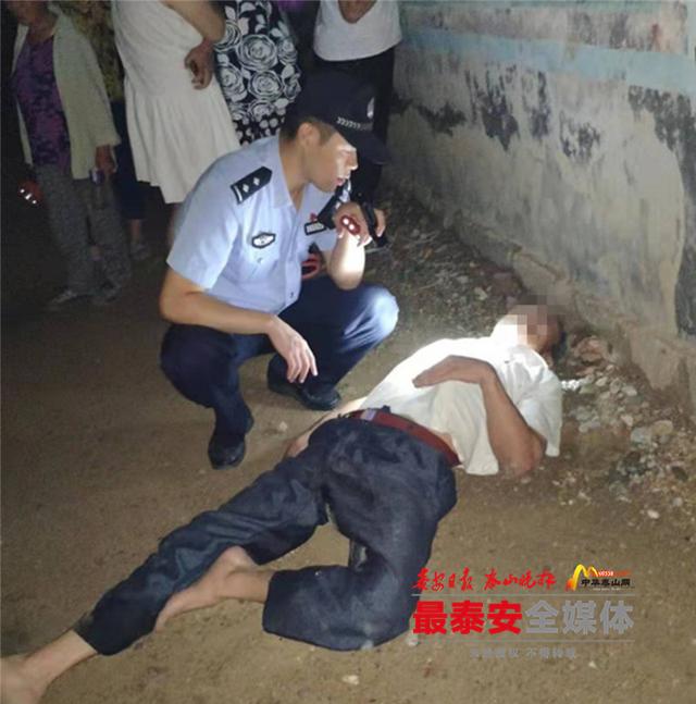 泰安:男子醉酒后倒卧路边 民警帮忙联系家人带其返家