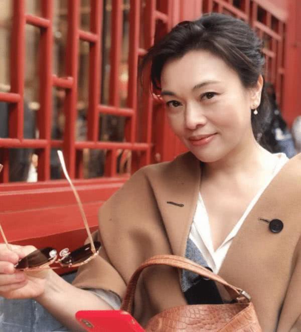 55岁史可嫁给爱情,外籍老公把史可宠成公主,网友:难怪