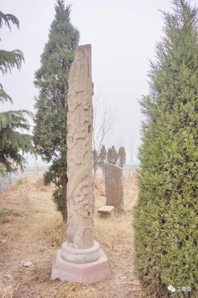 立柱残件两侧的石础是从成都岑参墓运来者等待建起的空地岑彭故宅是