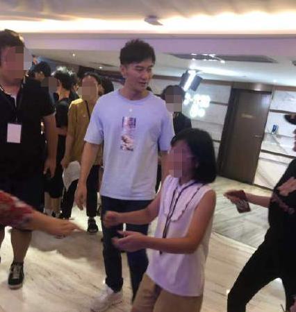 李晨分手后公开亮相,电影院观影开怀大笑,为何明星分手如此洒脱 凯发体育app