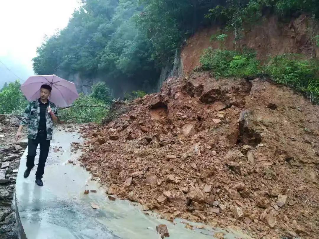 目前,紫阳县高桥镇,麻柳镇,洄水镇,毛坝镇等地河水水量暴增,多地出现