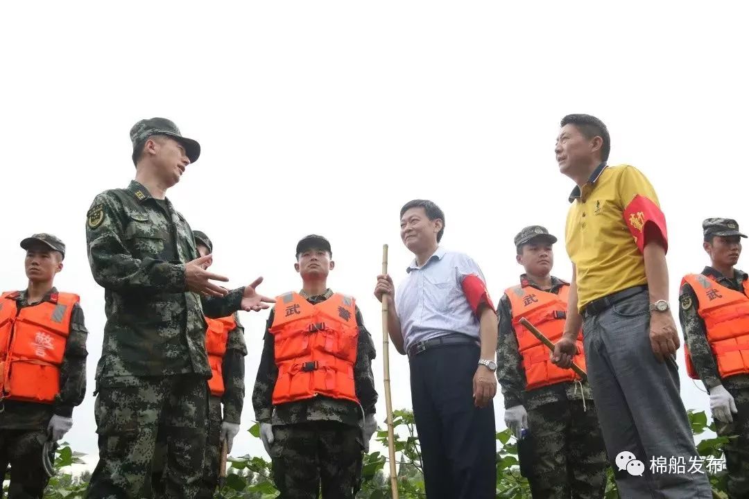 武警九江支队副队长练浩勇,县人大副主任唐达义,棉船镇党委书记邢祺武