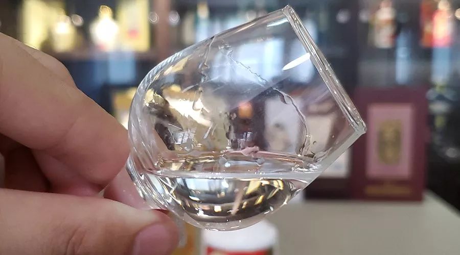 再给大家看一下东北比较有名大家常喝的酱香酒的颜色.
