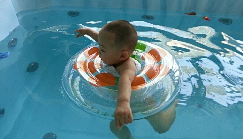 婴儿游泳的好处 婴儿游泳如此搭配，这位家长的育儿方式火了！ 坚持婴儿游泳的好处 婴儿游泳有哪些好处 提高宝宝免疫力的方法600