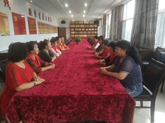 【社区动态】座谈交流好家风 社区妇女唱红歌