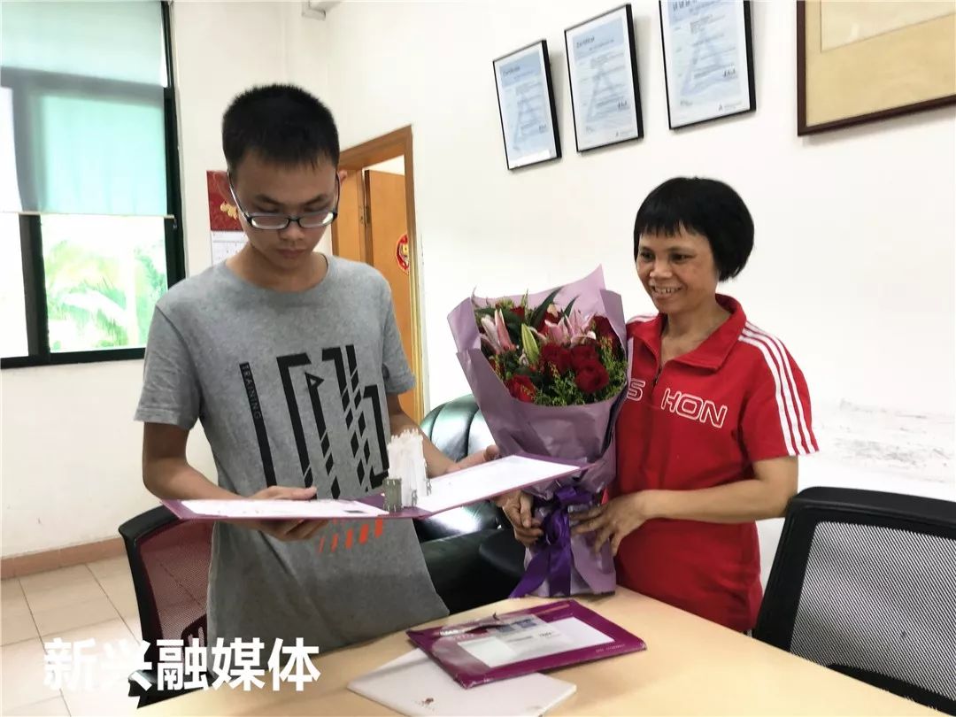 云浮邝永胜同学已收到清华大学录取通知书通知书寓意感人