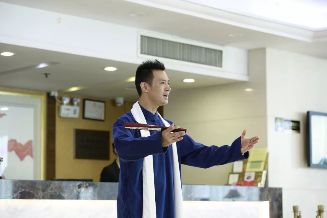 好票友更是好员工,为拍一首越歌MV,单位同事齐