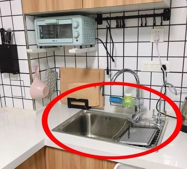 第七大装修败笔,厨房水槽安装位置不合理.