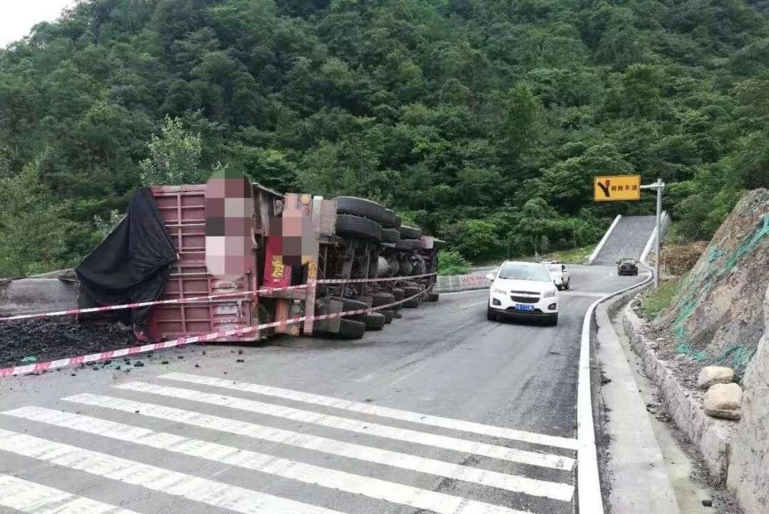 江油厚六路接连发生大货车侧翻,造成2车受损2人受伤!