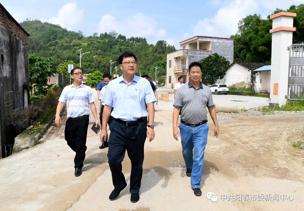 阳春市委副书记,市长罗汉杰(中)到挂点的永宁镇沙坪村开展精准扶贫
