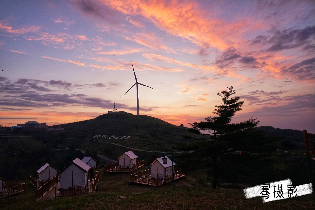 此外,百里荒景区正在建设康养小镇,倾