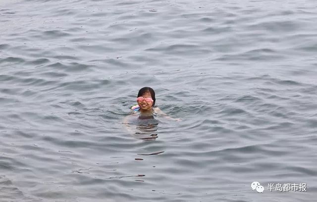                     真怒了！看看青岛野浴场热闹的…还有那么多孩子！要出多少人命，才能让你们警醒