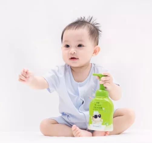                     炎夏宝宝该不该勤洗澡？澡后更适合做这个运动，不说你肯定不知道~