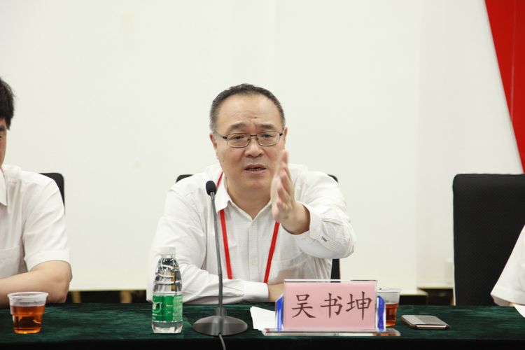 吴书坤代表强调,"人民选我当代表,我当代表为人民",各位代表要在上级