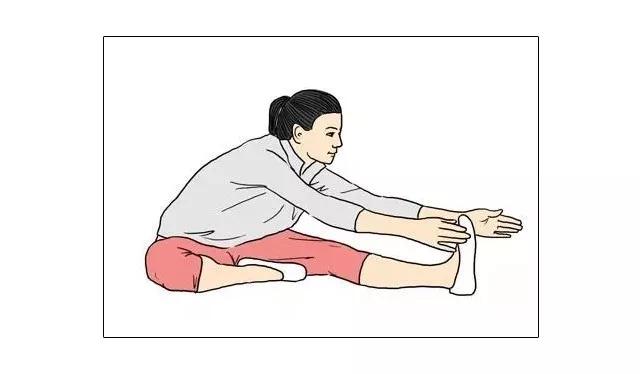双手尽量前伸抓住右脚的一部分.尽量用下背部做拉伸,而不是上背部.