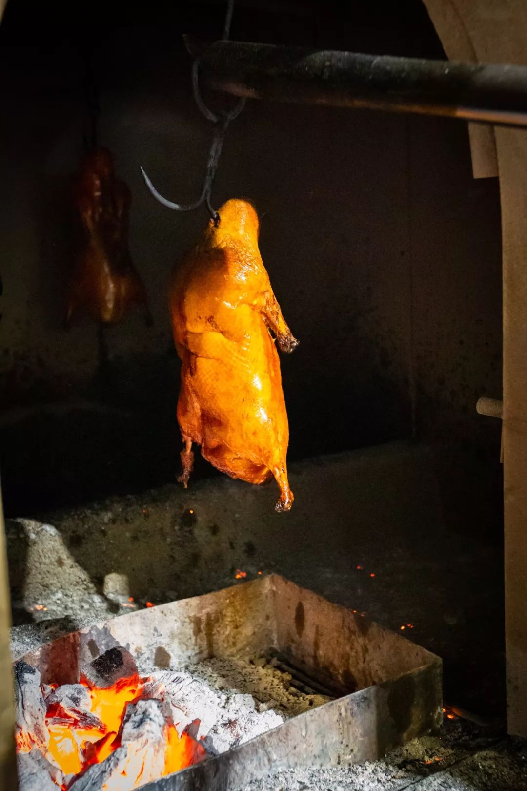 烤鸭渡上"金身"约要1小时左右,传统果木窑烤,火热的香气扑面而来,鸭皮