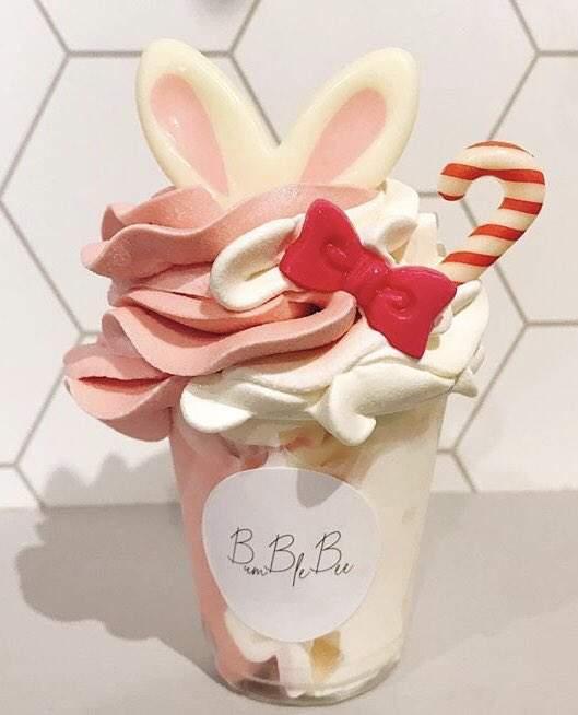 花瓣造型的冰淇淋好靓啊,有兔子耳朵就更可爱了