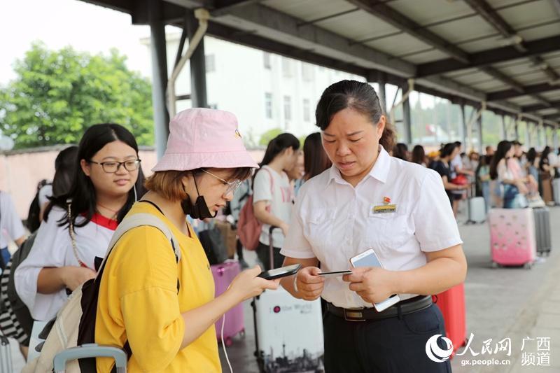 柳州车务段热情服务返乡学子