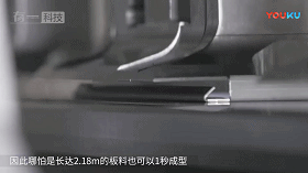 就连圆弧状的金属柜,折弯机都能做出来↓折弯机对5公分厚的钢板进行