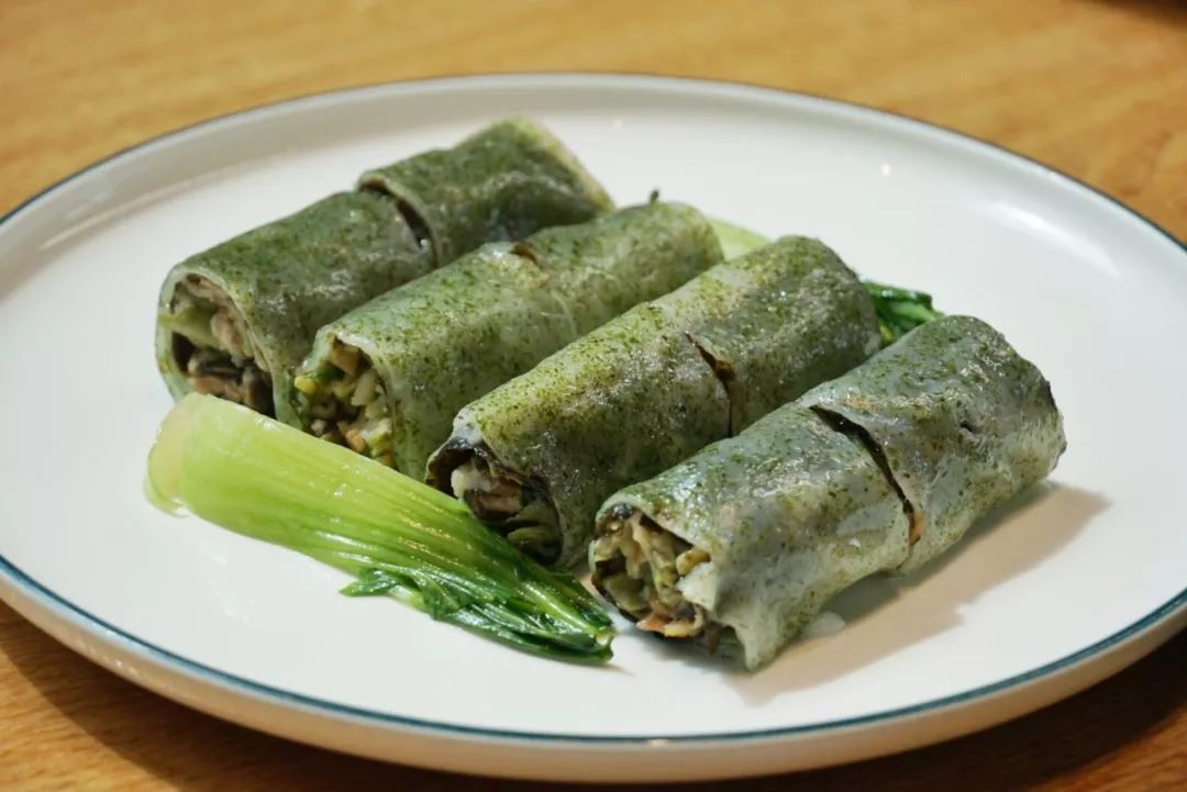 内馅是茶树菇,贡菜干,海苔等食材,是一道全素的肠粉哦!