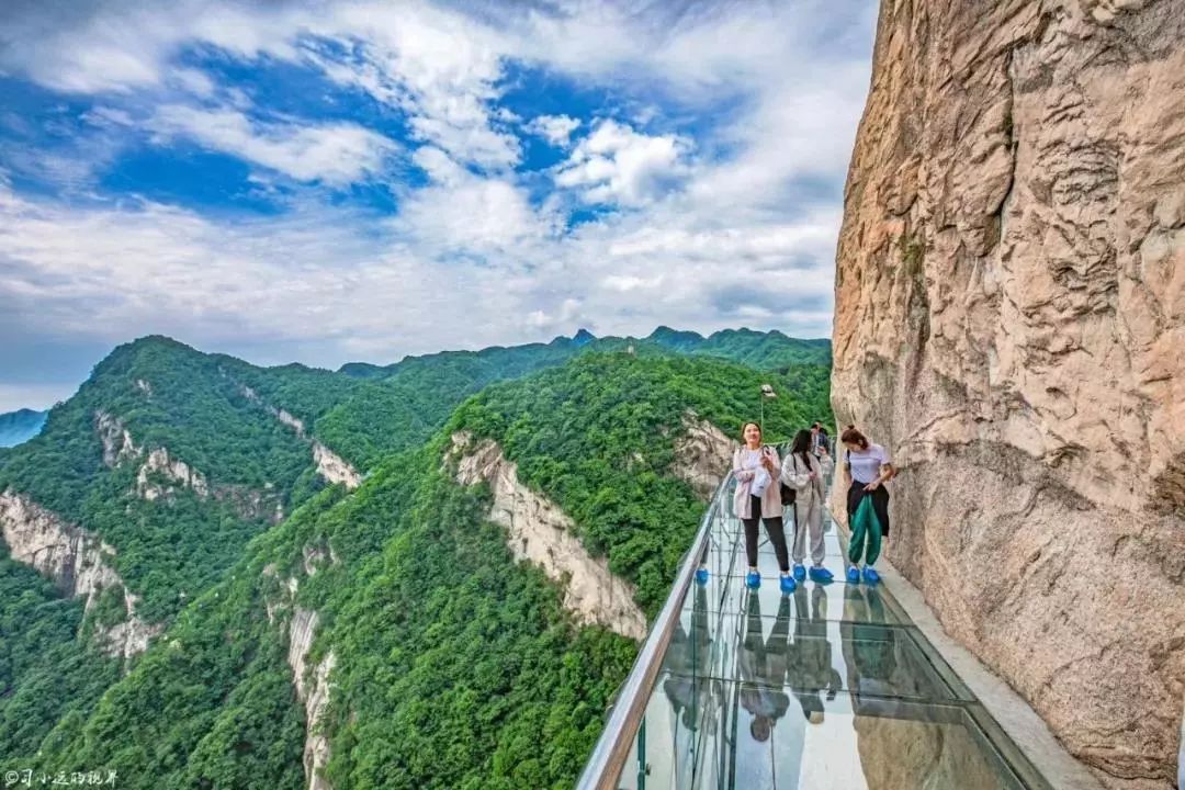 或是在留侯祠白云湖休闲区坐游船,体验高山彩虹滑道.