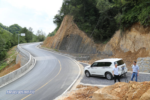 最近通车的厚六盘山公路上的避险车道