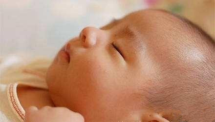                     孩子耳朵上有个小孔，宝妈好奇挤了一下，医生摇头：安排手术吧