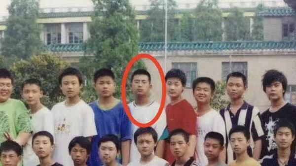 湖北荆州人,而且李现初中的时候体重160斤,曾被同学嘲笑是个胖子,跟帅