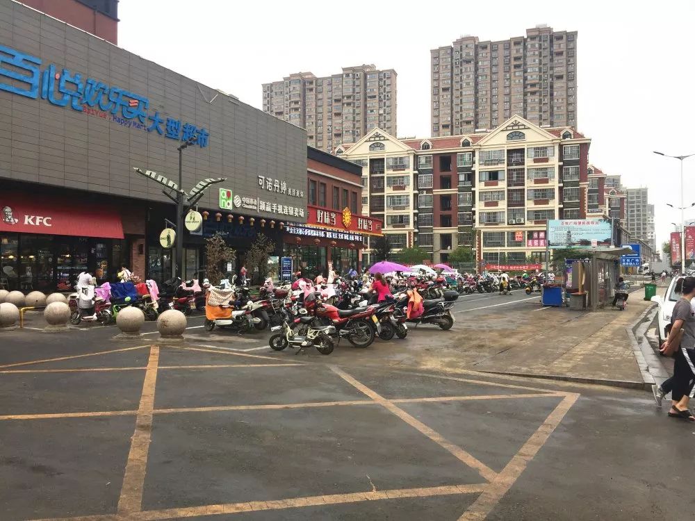 涟水最脏最乱的地方就是百悦广场门前 就在昨天晚上 涟水网名叫"爱你