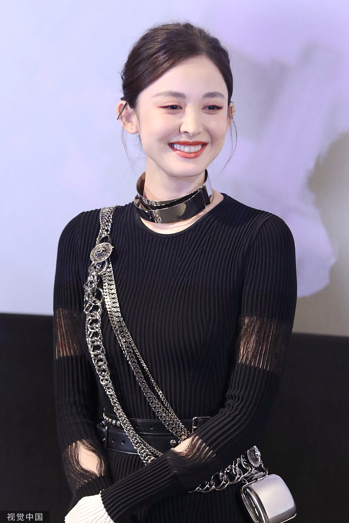 娜扎被传与张瀚复合后现身 穿镂空透视裙又A又