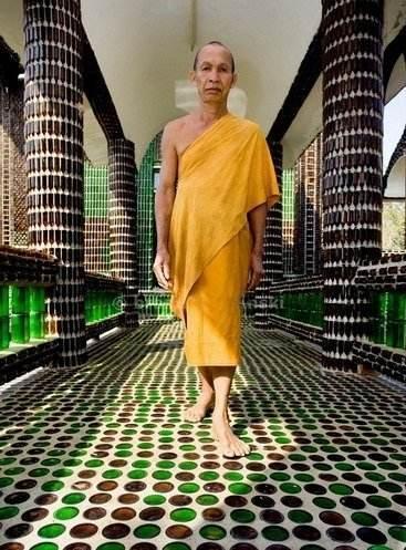 用150万个啤酒瓶建的寺庙长啥样网友也只有泰国和尚能做到了