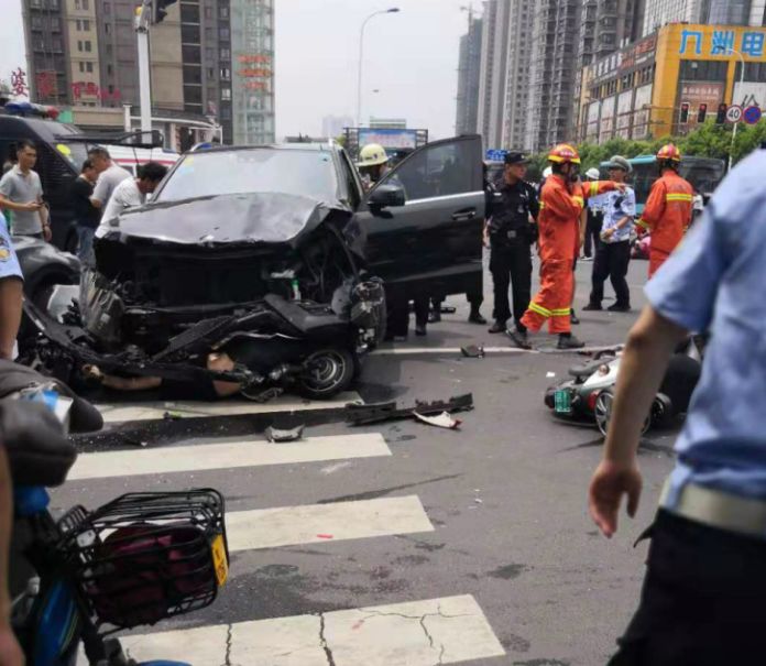 常州市公安局交警支队 2019年7月17日 围观群众:肇事司机是那个男的图片