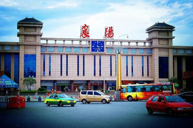 襄阳火车站下午四时许开往重庆的列车刚从襄阳站驶出从福州驶来的