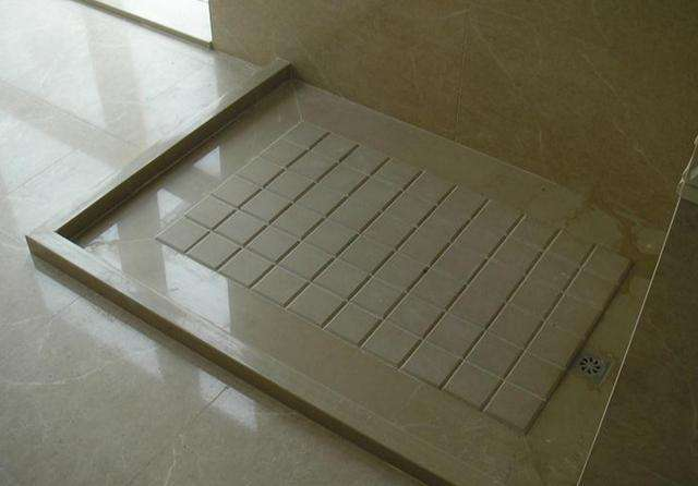 美宅客|卫生家淋浴房不铺地砖,反倒做一个拉槽,洗澡水