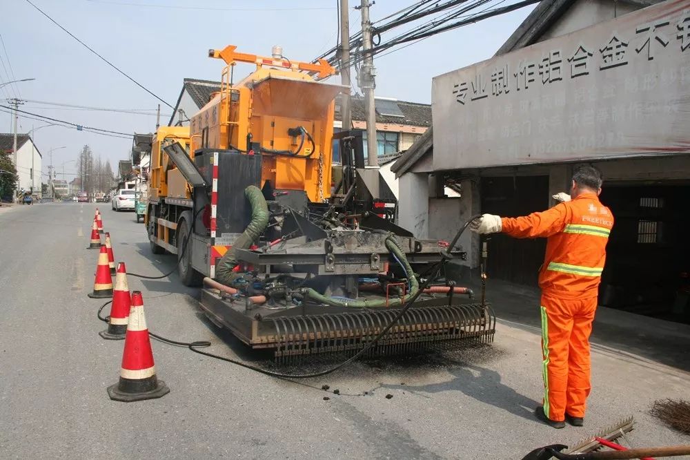 图说公路变迁④ | 沥青路面综合养护车——一车多用