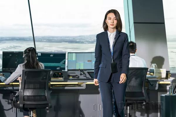 原来,她第一次拍摄电影,就是与刘伟强导演及袁泉合作,片场再相遇时她