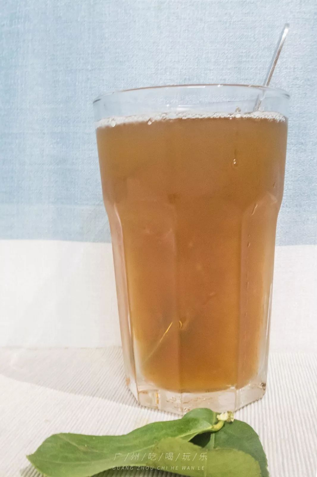 完美冻成冰块 再装满玻璃杯 酸甜的柠檬茶块 和略咸的0热量苏打水
