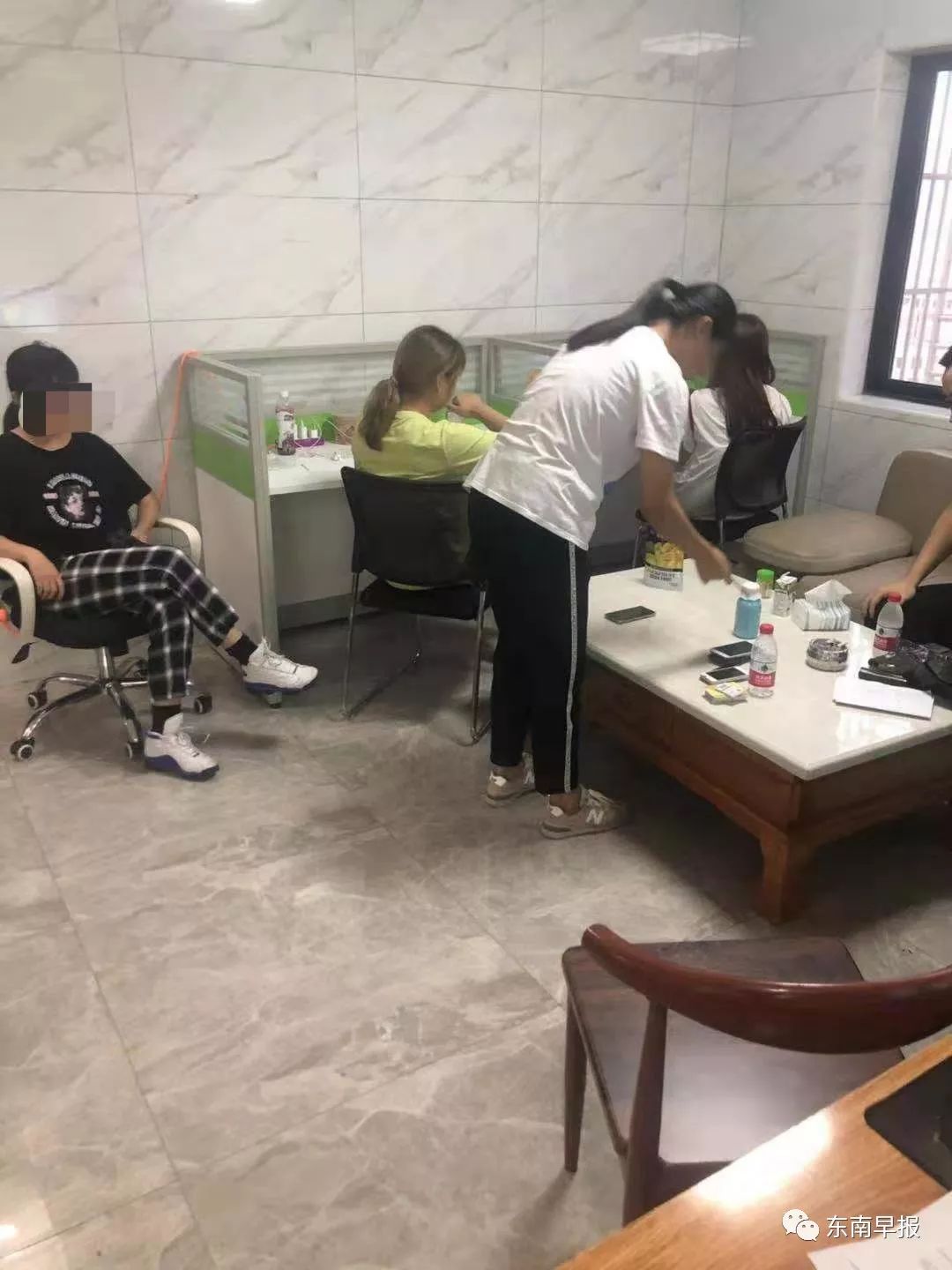 泉州外卖小哥送餐时,看到7女和1男正在做这事