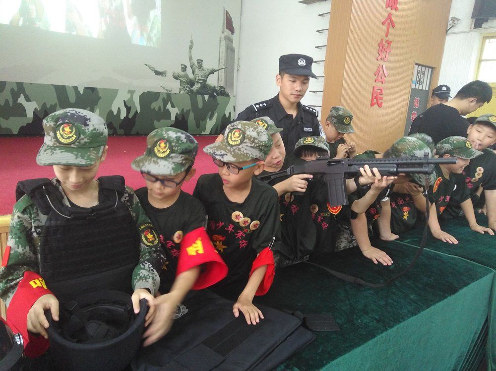 考察活动,例如参观笕桥机场的"蓝天俱乐部",观看了空军某部的介绍片