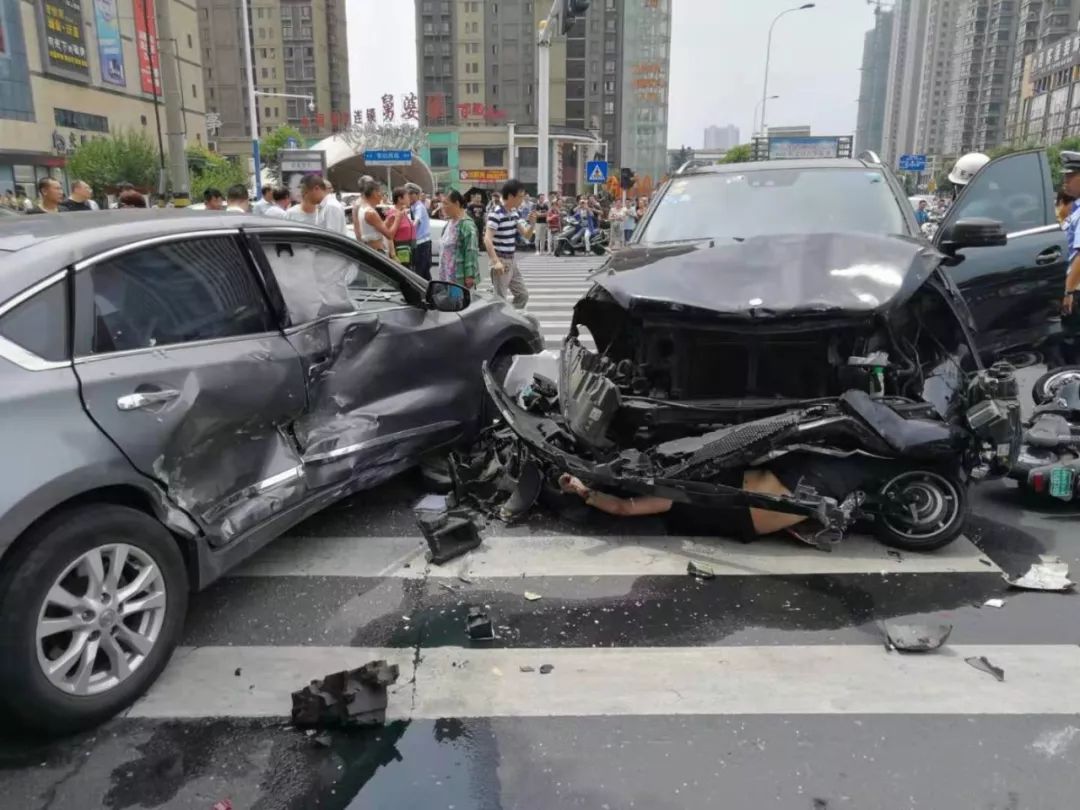 宿迁一男子外地开豪车失控,致3死10伤!(现场视频 )